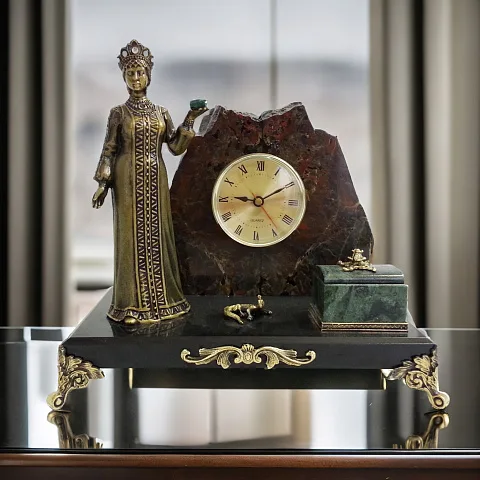 Подарочные часы «Хозяйка Медной горы» с камнями, 235×145×215 мм