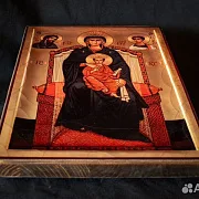 Икона "Богоматерь на престоле" — оригинальный подарок — фотография 3