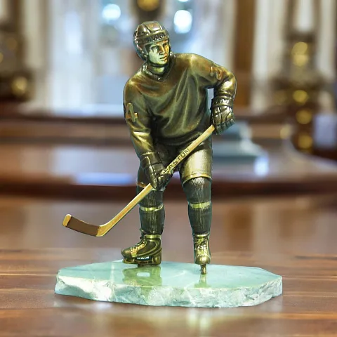Статуэтка «Хоккеист» из бронзы на мраморе — красивый подарок