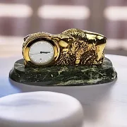 На память: Сувенирные часы «Телец» с бронзовым быком — фотография 1