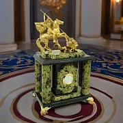 Интерьерные часы «Георгий Победоносец» из змеевика — оригинальный подарок — фотография 1