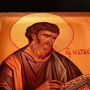 Икона деревянная "Святой Апостол Матвей" — оригинальный подарок — фотография 5