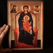Икона "Богоматерь на престоле" — оригинальный подарок — фотография 1