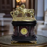 Каминные часы «Кони на воле» из креноида — красивый подарок — фотография 1