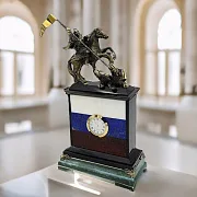 На память: Настольные часы «Георгий Победоносец» с российским флагом — фотография 1