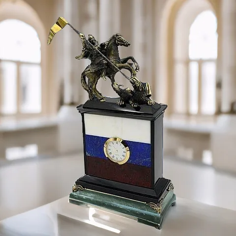 На память: Настольные часы «Георгий Победоносец» с российским флагом