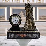 Интерьерные часы «Конь» из долерита и яшмы — красивый подарок — фотография 1